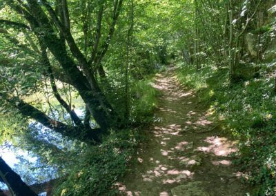 Trampelpfad zwischen Höhlen,Grotten und Cure